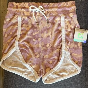 Peaceful Warrior Tulip shorts in pink camo. Size M